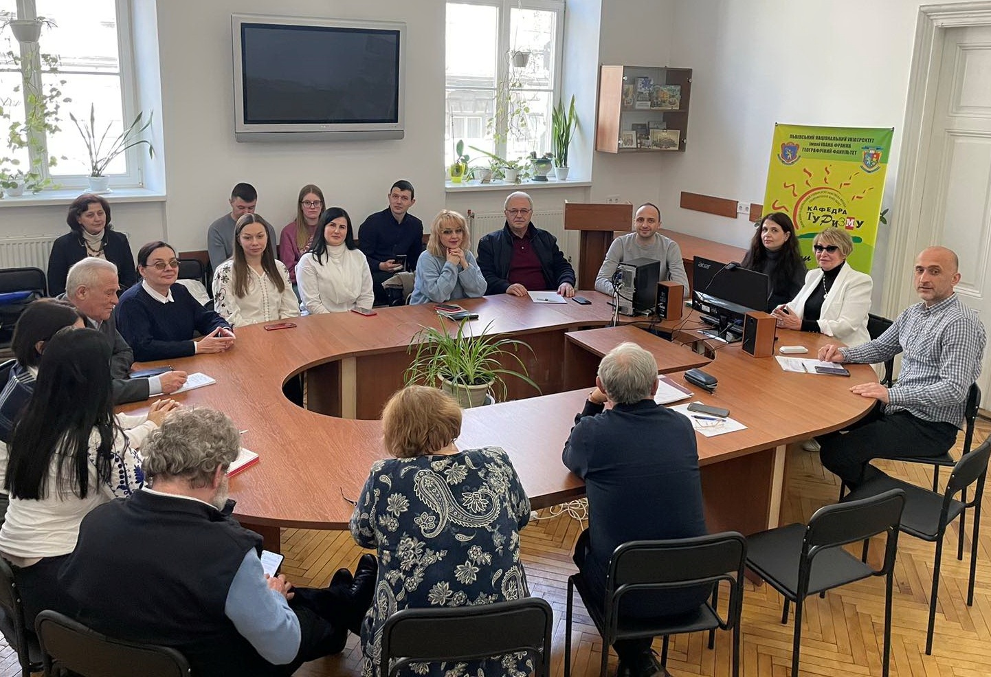 Підведення підсумків стажування доцента Альтгайм Л.Б. на кафедрі туризму ЛНУ ім. І.Франка Підведення підсумків стажування доцента Альтгайм Л.Б. на кафедрі туризму ЛНУ ім. І.Франка